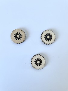 Małe drewniane kwiatuszki w kółeczku 1,5 cm