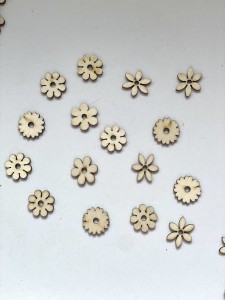 Małe drewniane kwiatuszki  od 1,5 cm 