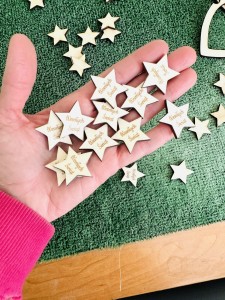 drewniana gwiazdka z grawerem „Wesołych Świąt „ 3 i 5 cm 