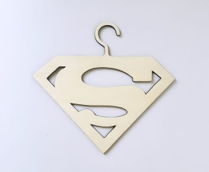 Drewniany wieszak ze sklejki Superman 25 cm