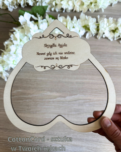 Drewniana obręcz serce z tabliczką — „Skrzydła Anioła”