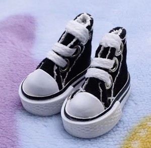 Mini buciki do makramowych laleczek czarne trampki 