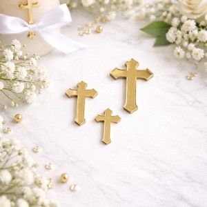 Złoty krzyżyk z lustrzanej pleksi – elegancki dodatek dekoracyjny 