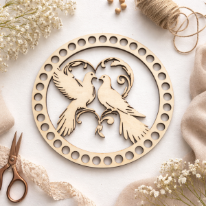 Drewniana baza do koszyczka szydełko/makrama 16 cm – Gołąbki w sercu wz. 7