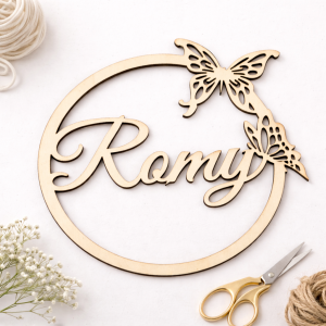 Personalizowana obręcz z imieniem – drewniana dekoracja z motylkami 30 cm