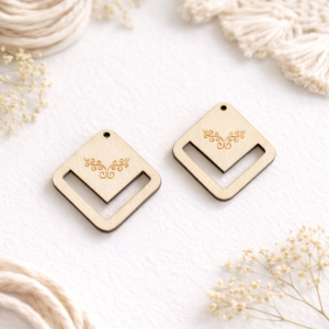 2 szt. Drewniane bazy do kolczyków – romb 4x4 cm – makrama DIY – grawer – Wzór 16