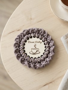 Drewniana podkładka pod kubek z szydełkowym wykończeniem Handmade  wzór 11