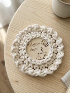Drewniana podkładka pod kubek z szydełkowym wykończeniem Handmade  wzór 74
