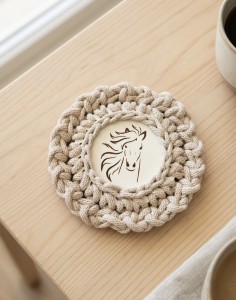 Drewniana podkładka pod kubek z szydełkowym wykończeniem Handmade  wzór 2