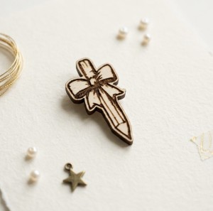 Scrapka drewniana Ołówek z kokardką 2 x 4,2 cm