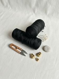 Sznurek polipropylenowy płaski 5 mm lub 6 mm – Czarny – lekko błyszczący