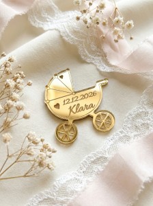 Personalizowana zawieszka dziecięcy wózeczek ze złotej lustrzanej pleksi – 4 cm
